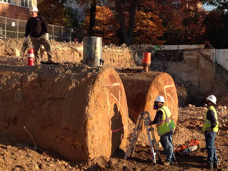Alcoa Edgewater - Men inspect tanks